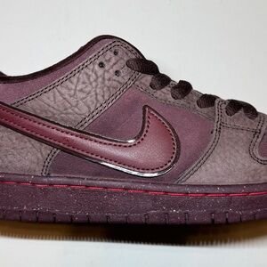 Nike Men Burgundy Sneakers